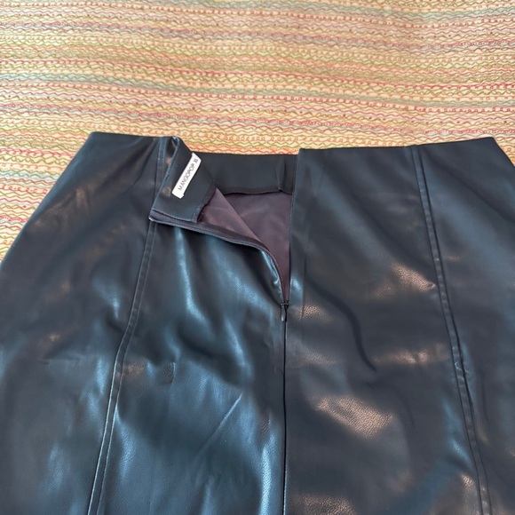 Mangopop Elegant Black faux Leather Skirt Size XL - Picture 2 of 6